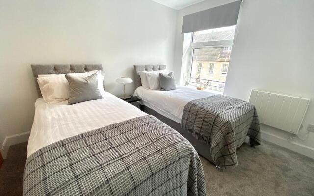 High Street, Stylish City Centre Apartment, 3 Bed