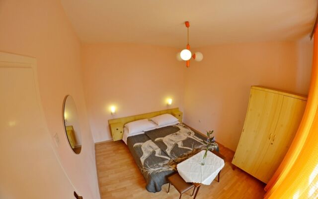 Apartment and Rooms Ruža