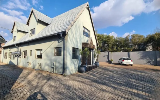 Tudor Manor Guesthouse