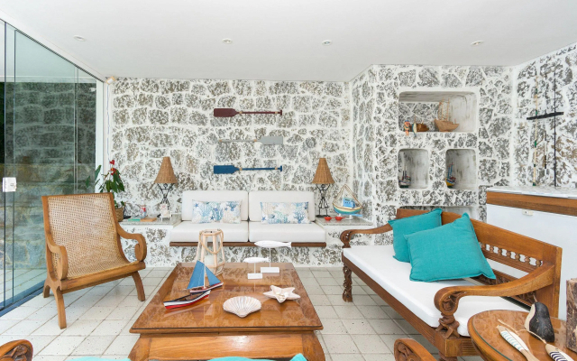 Villa com seis suítes e praia particular