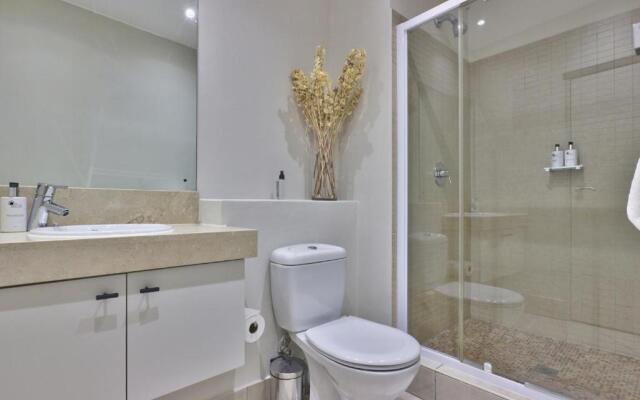 Stylish, Modern Apartment With Breathtaking Views.