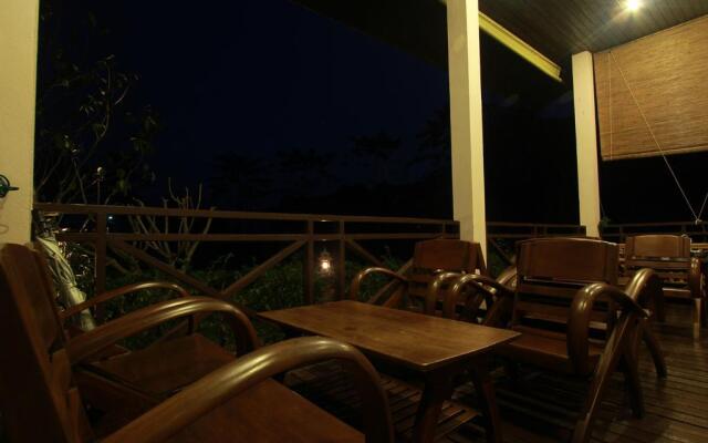 Baan Rim Klong Resort