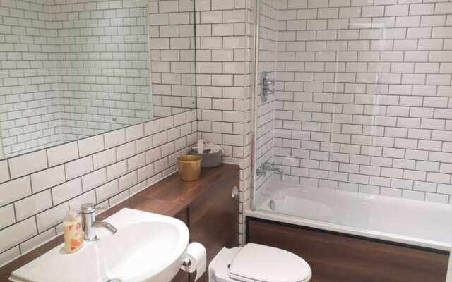 Stylish 1 Bedroom Apartment Near Clifton Triangle
