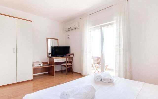 Charming Seaside Apartment