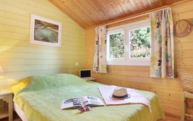 Pleasant chalet with covered terrace in beautiful surroundings