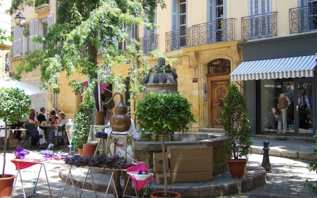 Luxurious Villa in Aix-en-Provence with Jacuzzi