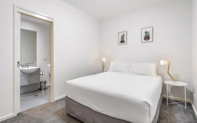 Melbourne CBD 2BR Apt With Pool & Gym Access – Guest Rooms – Melbourne