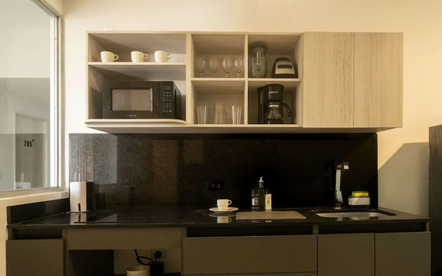 w Radiant 1BR w AC Near Ciudad Amurallada