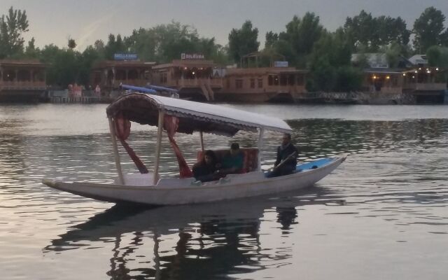 Young Bombay Group Of Houseboats