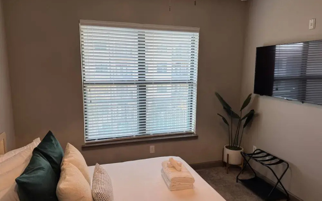 Ebony Ivory Midtown King Bed