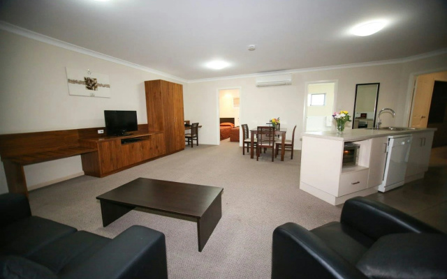 Roma Explorers Inn – Guest Rooms – Roma