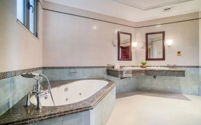 Exclusive 6BR Palm Villa w Private Pool and Beach