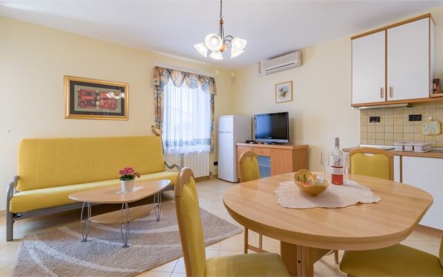 Modern Apartment With Balcony, Garden View in Villa Vizula