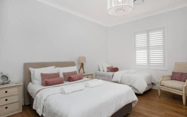 Arborea Country Holiday House catering for 14 to 16 guests In the heart of Bowral – Guest Rooms – Bowral