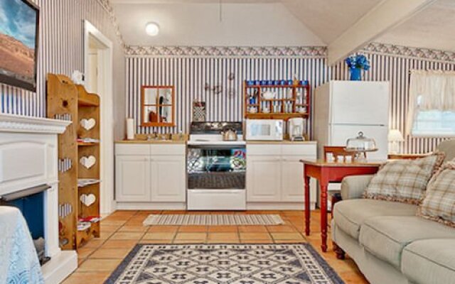 Outdoor Pool and Hot Tub Retreat - Enchanting Luxurious Haven