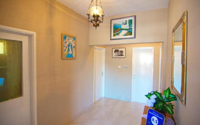 Apartment and Rooms Toka