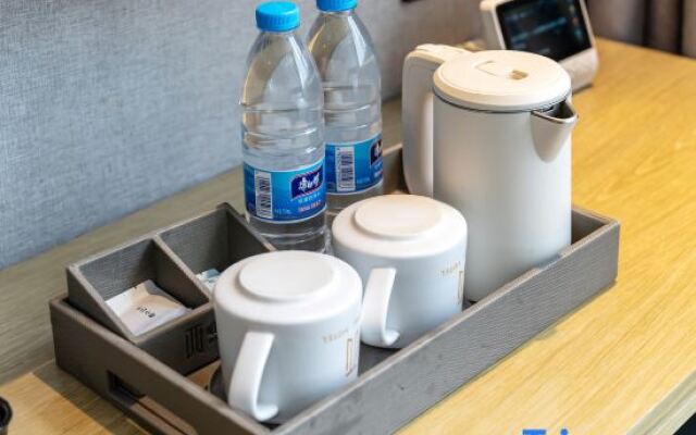 Waiting Hotel(Shanghai Xujiahui Stadium)