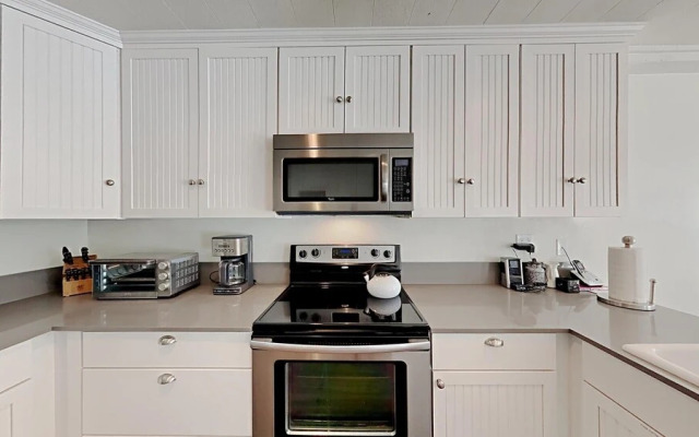 Spacious 2 Bedroom Home with Pool, 3 Hot Tubs, Sauna! by RedAwning