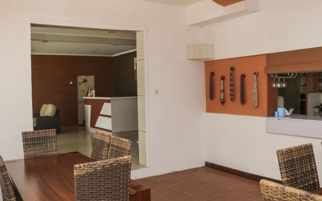 Ten House Guest & Resto by RedDoorz