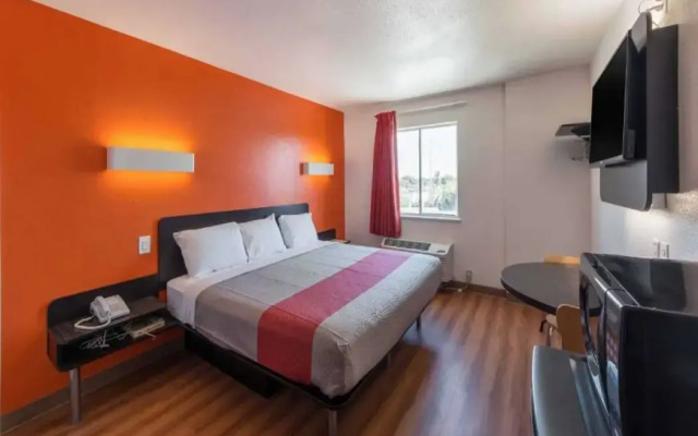 Motel 6 San Antonio, TX - Downtown - Alamo Dome