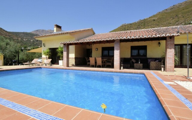 Luxurious Villa With Private Pool, Easily Accessible, in Spectacular Scenery