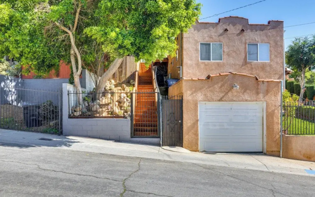 5 Mi to Dtwn Los Angeles: Apt w/ Outdoor Space!