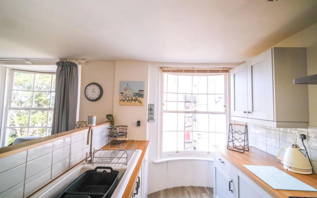 Elizabeth: Charming two bedroom apartment in centre of town