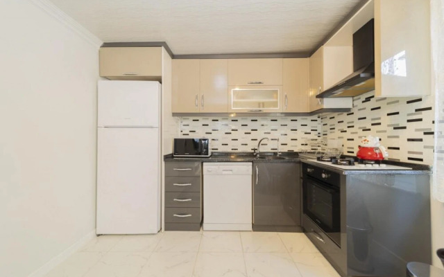 Villa With Private Pool Near Airport in Muratpasa