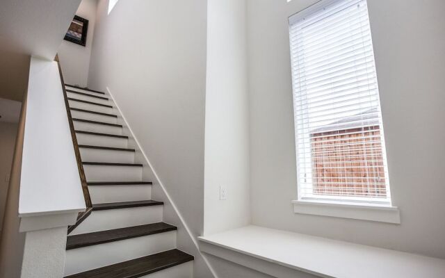 Upscale 2 bedroom Dallas TownHome