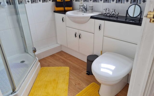 Immaculate 3-bed House With Free Parking in Bolton