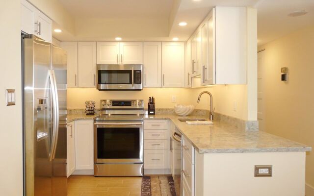 Inviting Condo on Beach With Pool and Tennis Courts