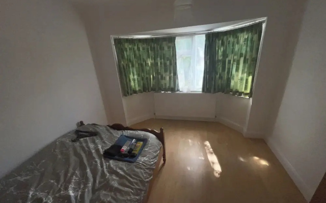 New Malden - 4 Beds - Sleeps 8 - Garden - Wifi