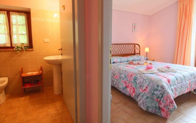 Scenic Farmhouse with Swimming Pool by Forest in Sorano
