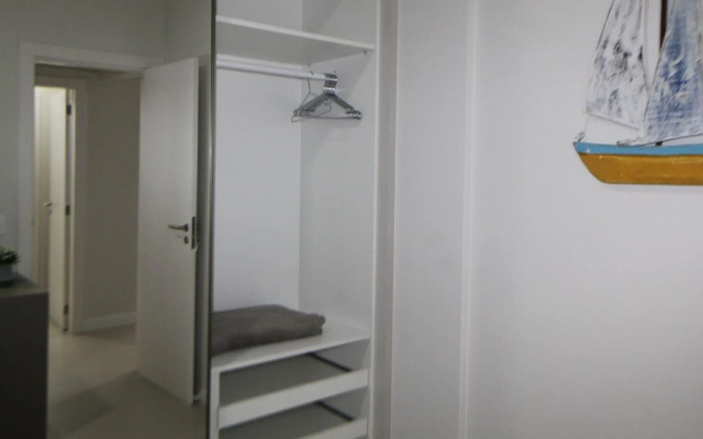 1077 Excelente opção com duas suítes no centro de Bombinhas