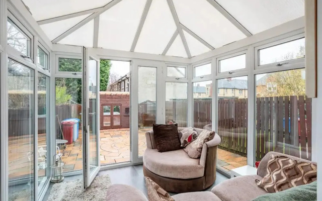 Captivating 2-bed House in Hamilton With Jacuzzi