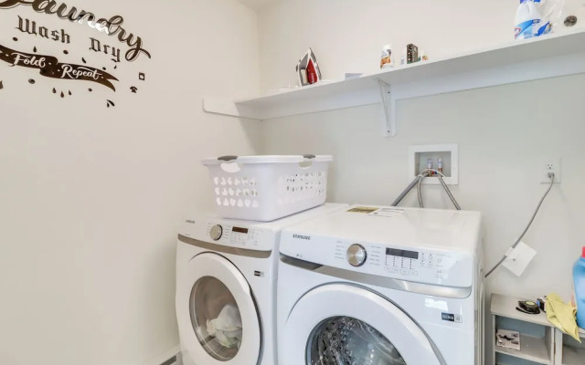 3 Mi to Kalahari: Pocono Summit Home w/ Pool Table