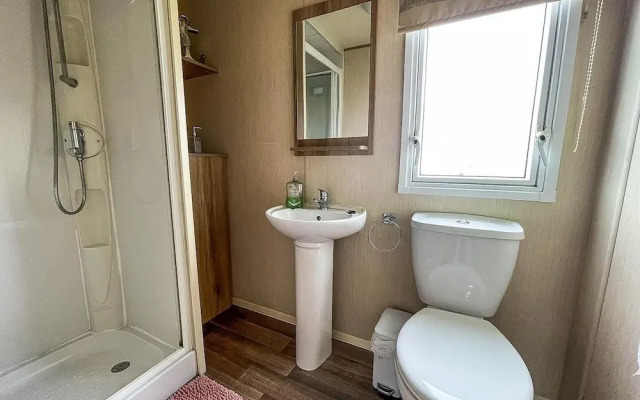 Caravansleeps8-hottub-fireplace-garden-patio
