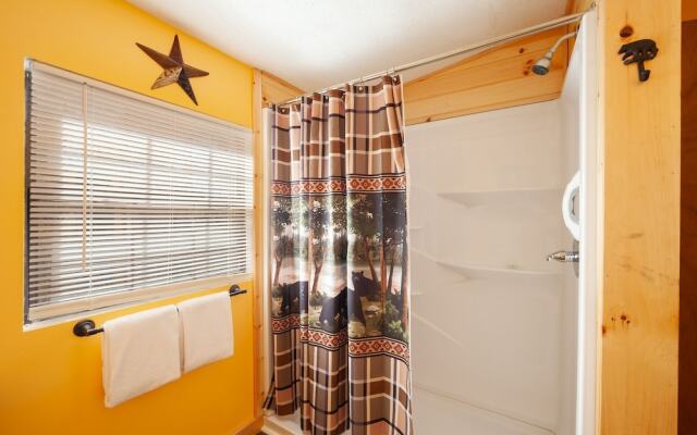 Bearfootin' 3 Bedroom Cabin by RedAwning