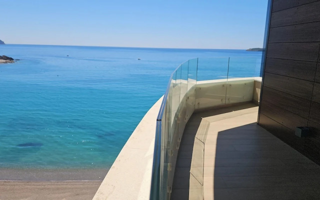 Royalis Suites