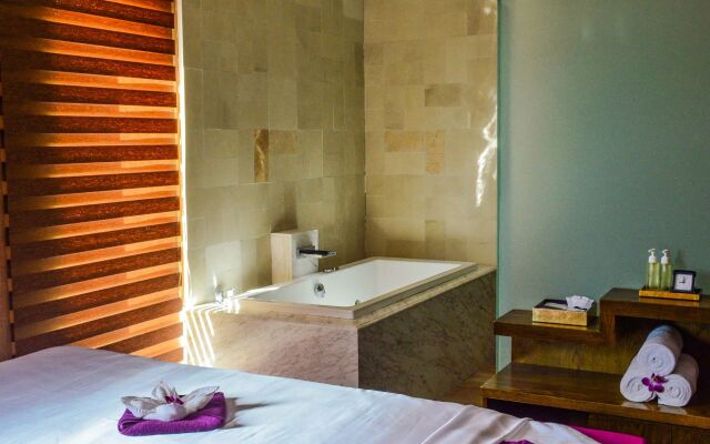 Holiday Beach Hotel Danang
