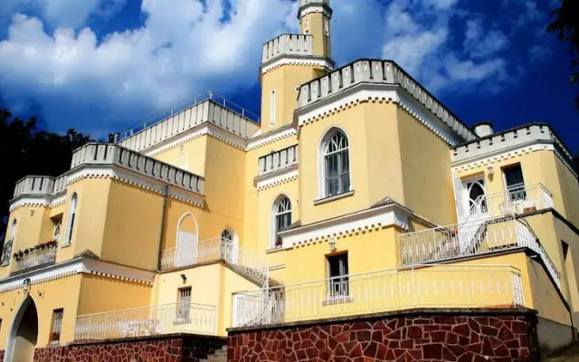 Sir David Balaton Castle