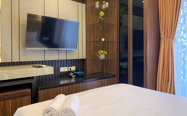 Minimalist Studio Room At Gold Coast Apartment