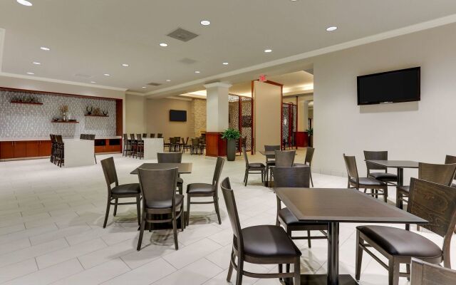 DoubleTree by Hilton St. Louis Forest Park