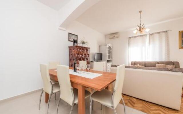 Six-Bedroom Holiday Home in Bibinje