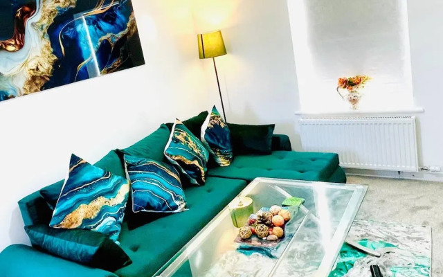 Stylish 3 BDR House With Free Parking Near Hulme