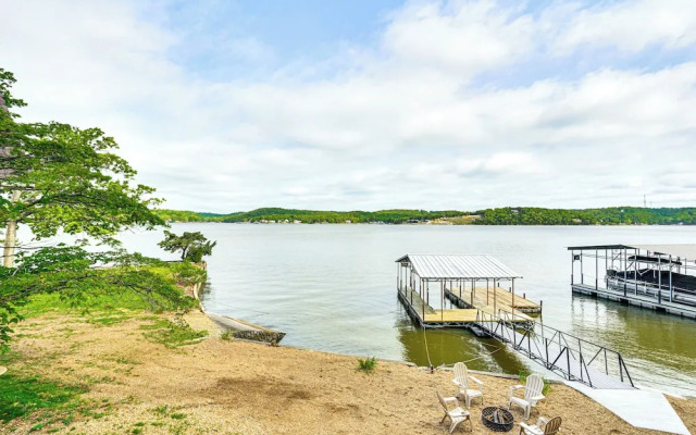 Waterfront Yard, Dock + Game Room: Linn Creek Home