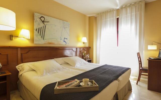 Suites Pamplona Plaza
