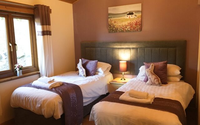 Silver Birch Lodge With Hot Tub Near Cupar, Fife