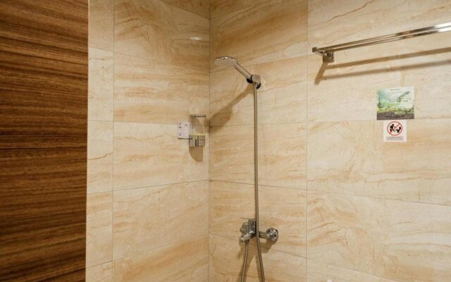 RedDoorz Plus near Lippo Mall Kemang 2