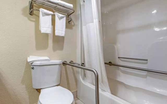 Quality Inn Airport-Near Uptown
